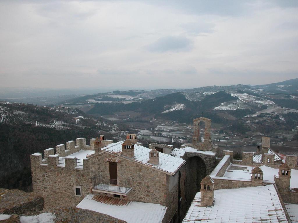 Castello Di Cisterna Aparthotel Gaglietole Exterior photo